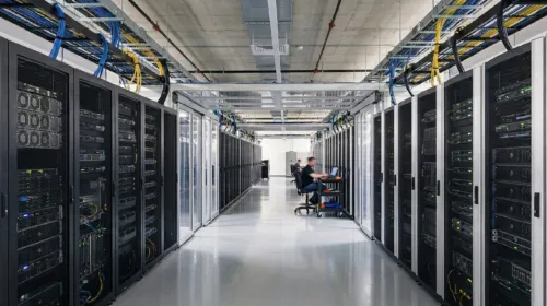 Um datacenter, com vários racks de servidores